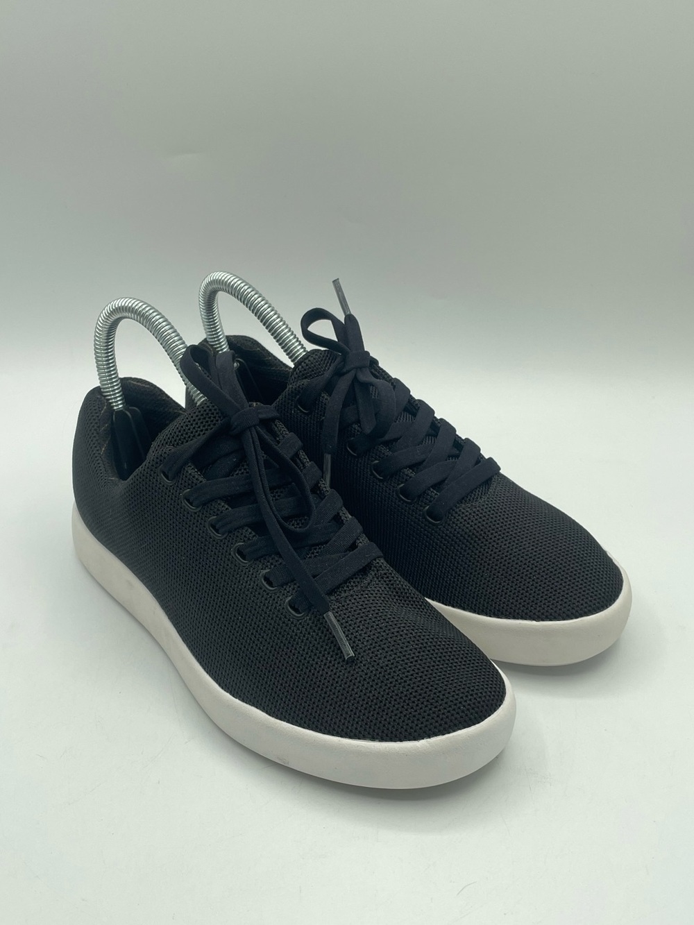 Atoms Model 000 Sneakers Black/White Women’s 6
